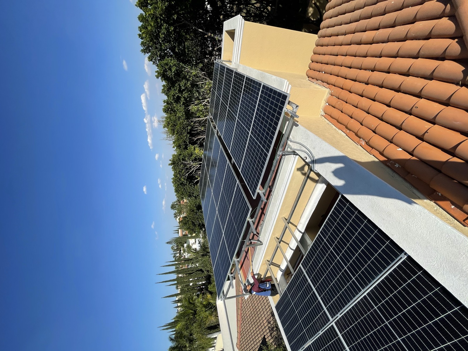 Paneles solares sobre techo con teja en casa de Guadalajara