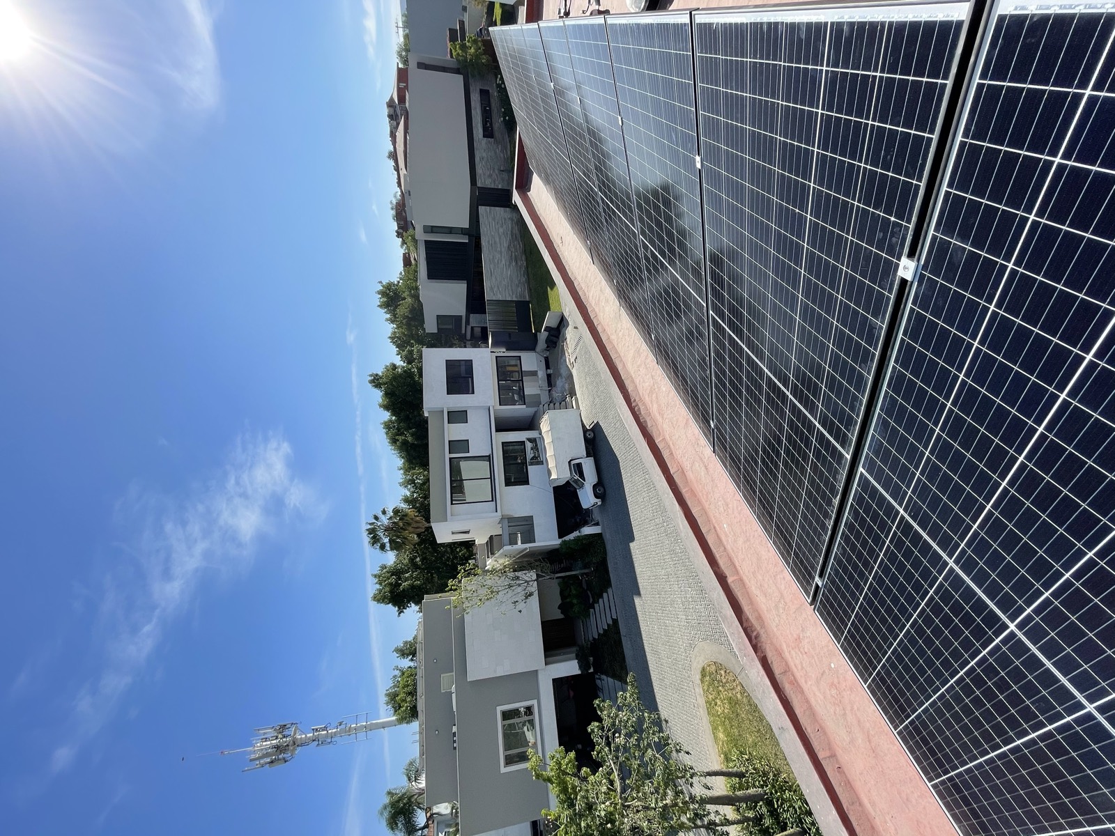 Sistema solar en casa con fraccionamiento al fondo en Zapopan