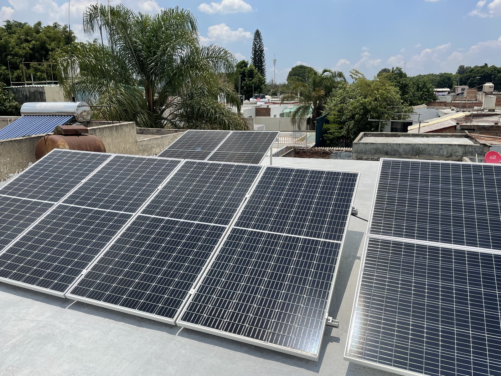 Arreglo de paneles solares residenciales bajo cielo despejado