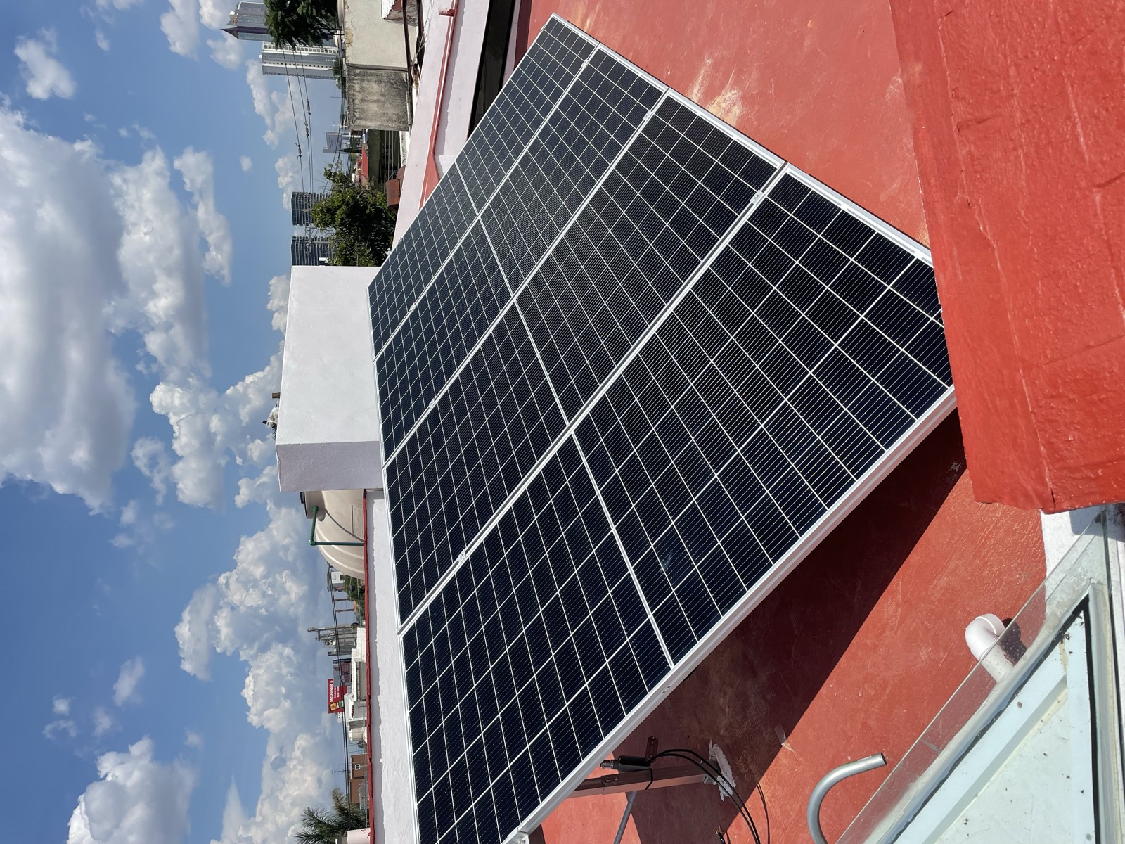 Paneles solares instalados en techo de casa habitación