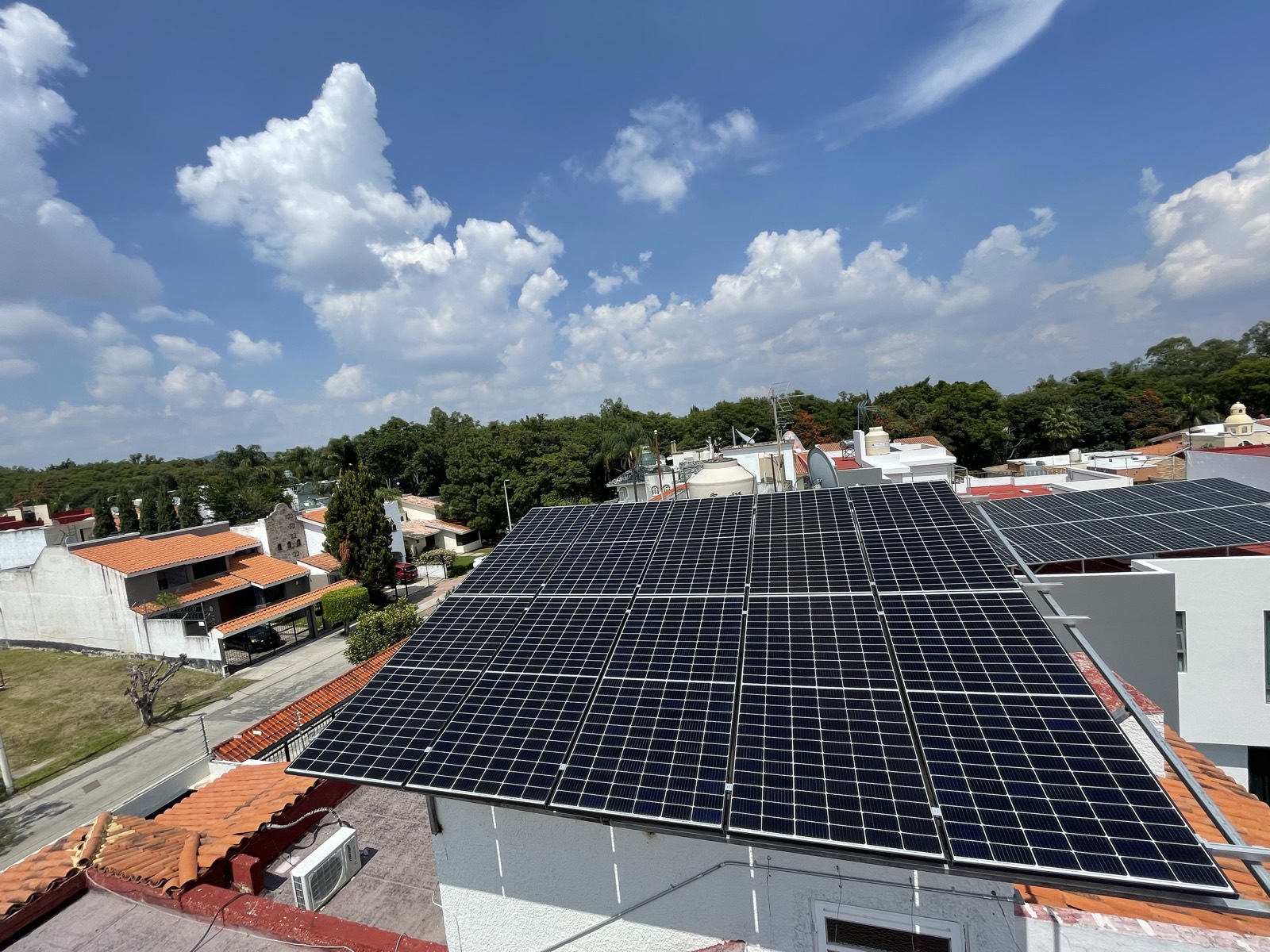 Instalación de paneles solares en azotea residencial en Guadalajara