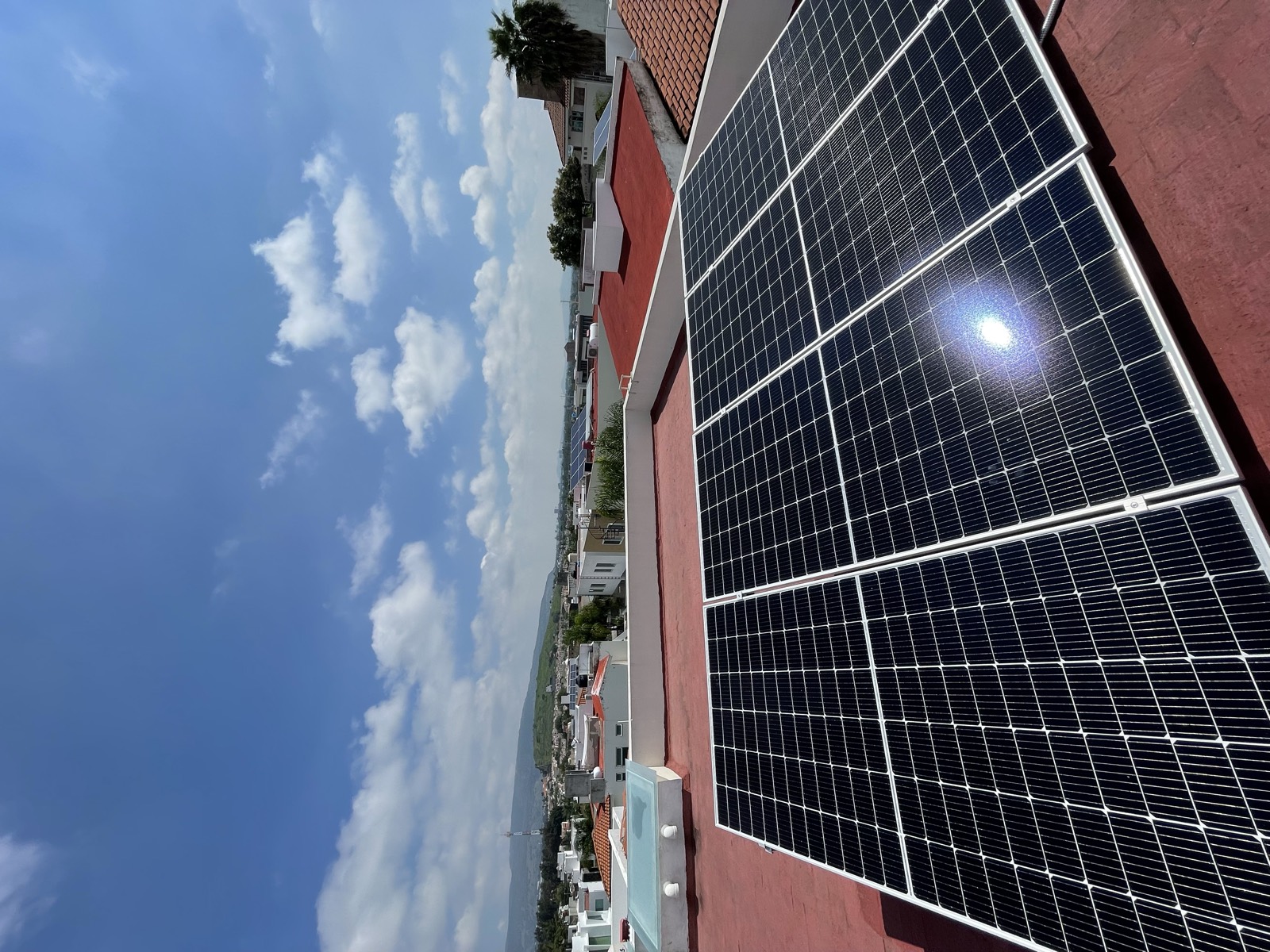 Instalación solar residencial con vista panorámica en GDL