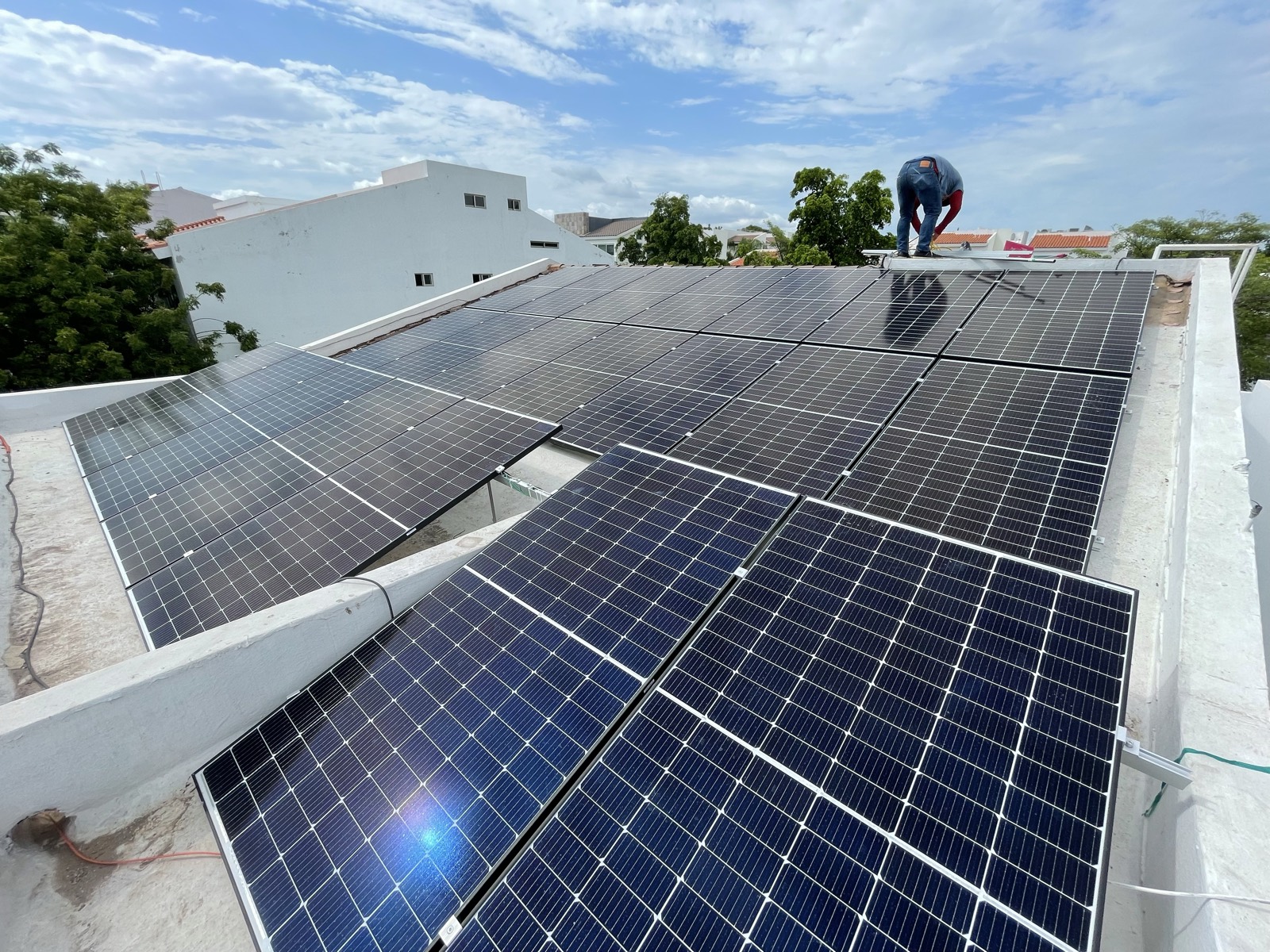 Equipo técnico instalando paneles solares industriales