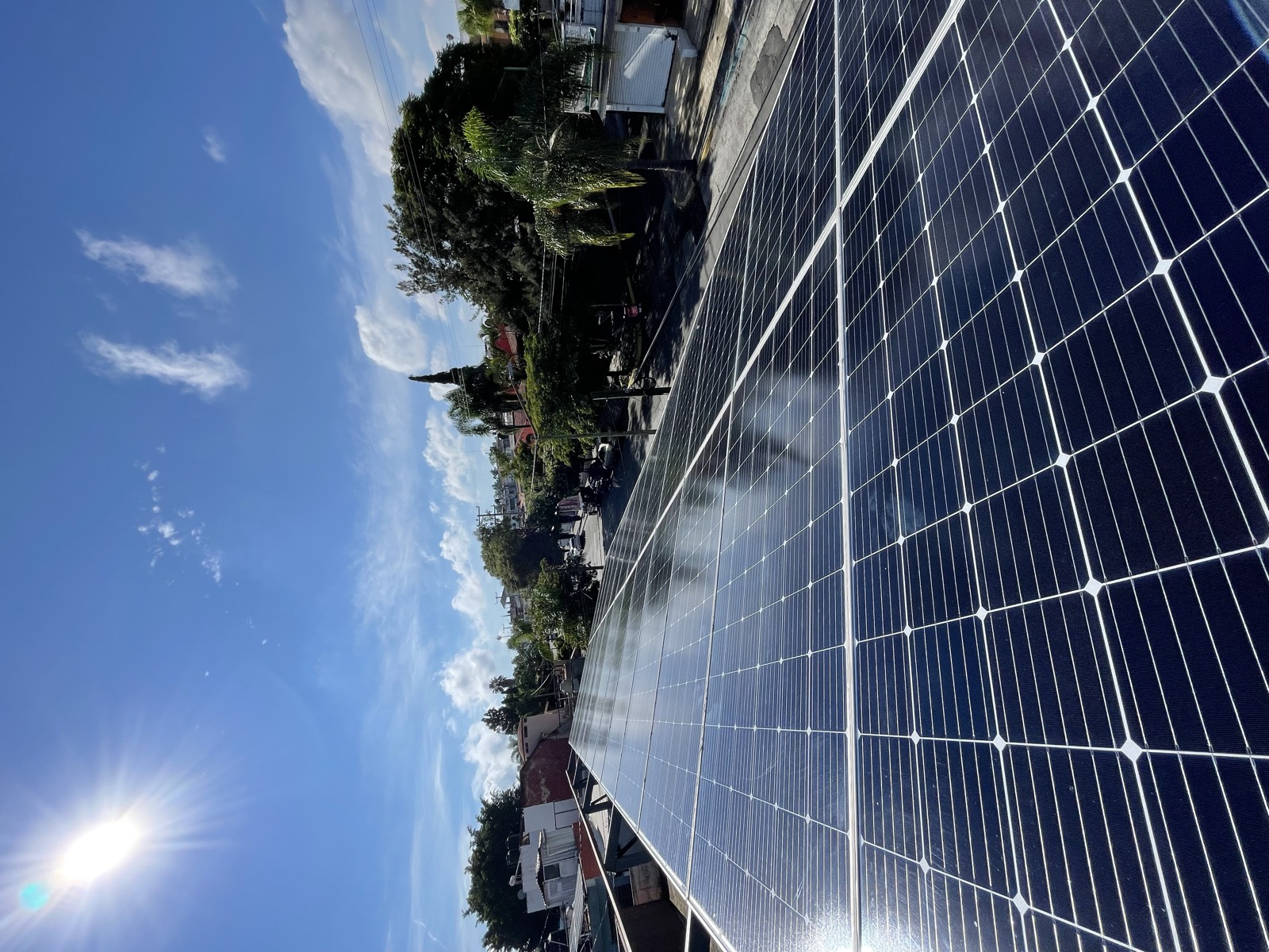 Paneles solares industriales en Guadalajara bajo sol intenso