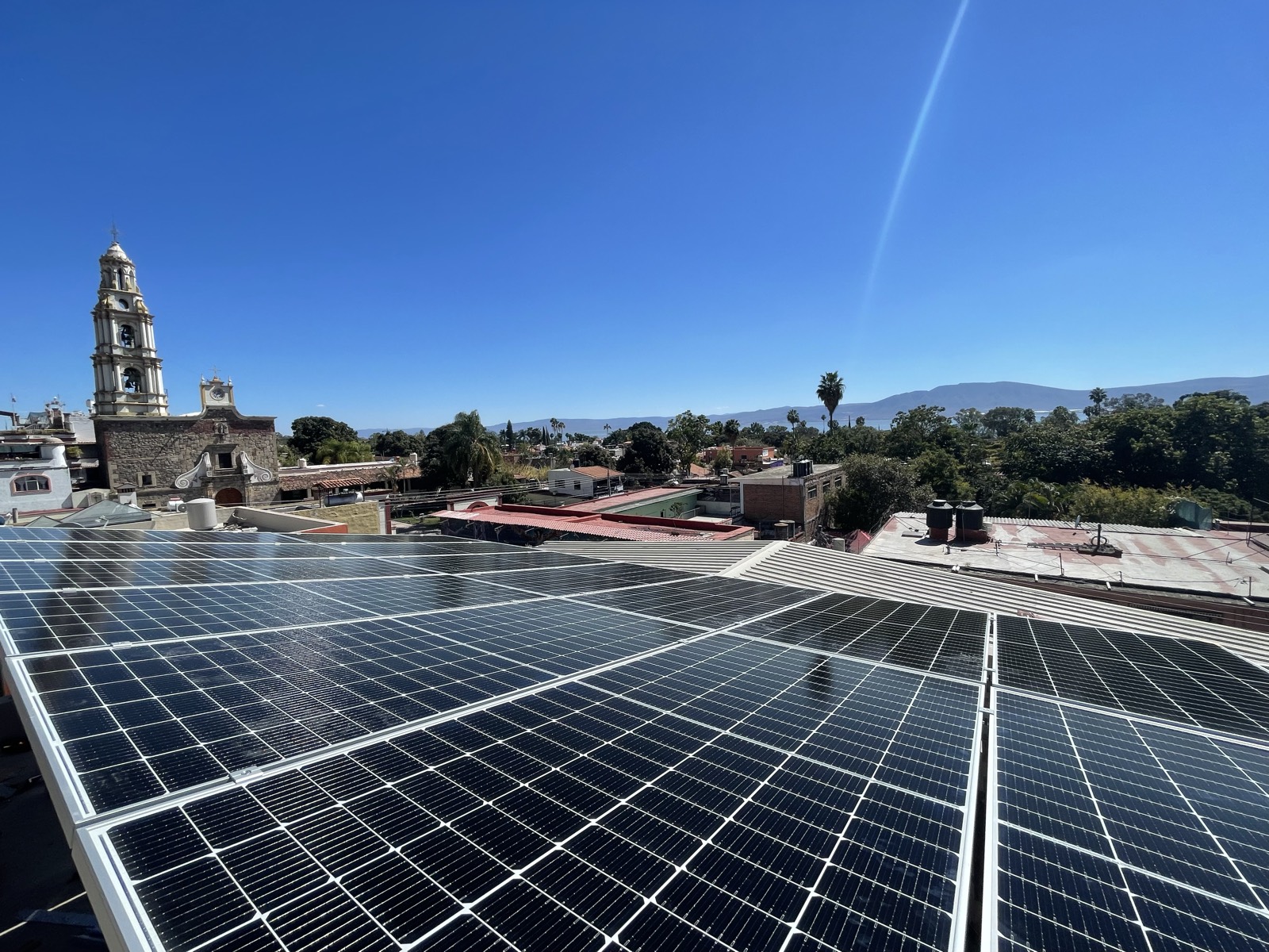 Sistema solar industrial con vista panorámica del municipio