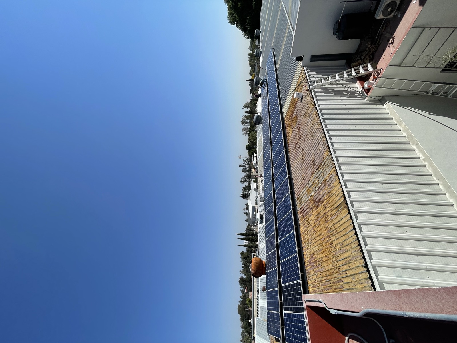 Instalación solar de gran escala en techo industrial