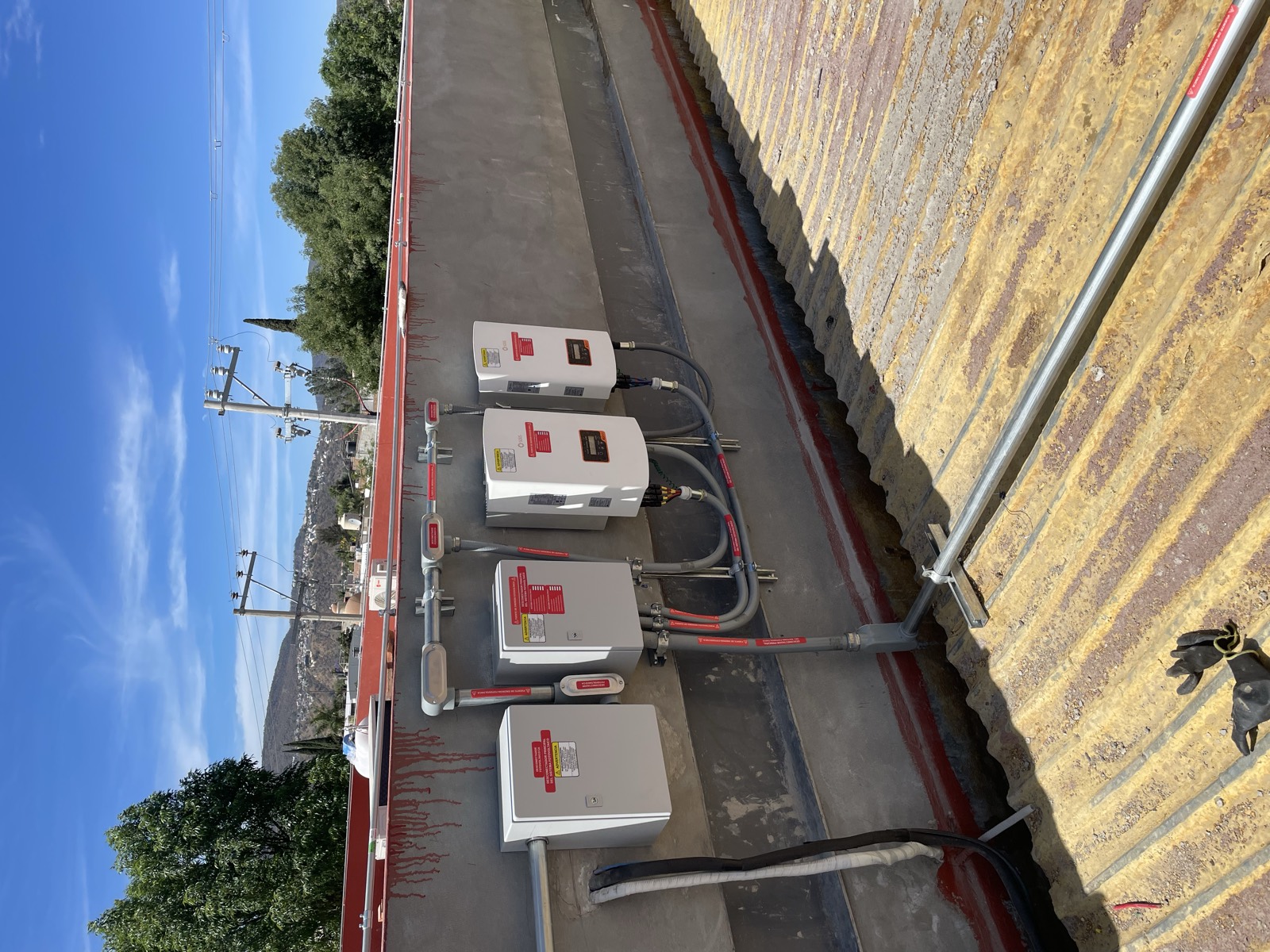 Equipo eléctrico e inversores de instalación solar en media tensión