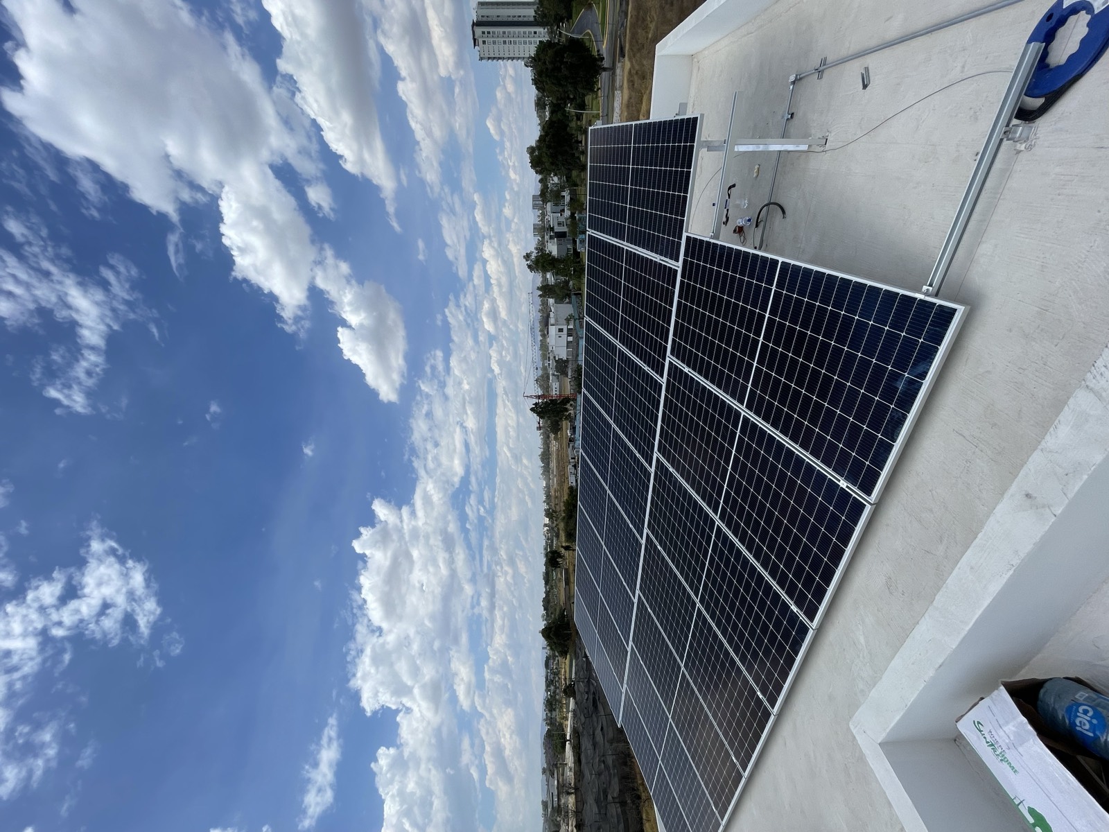 Arreglo de paneles solares industriales bajo cielo despejado