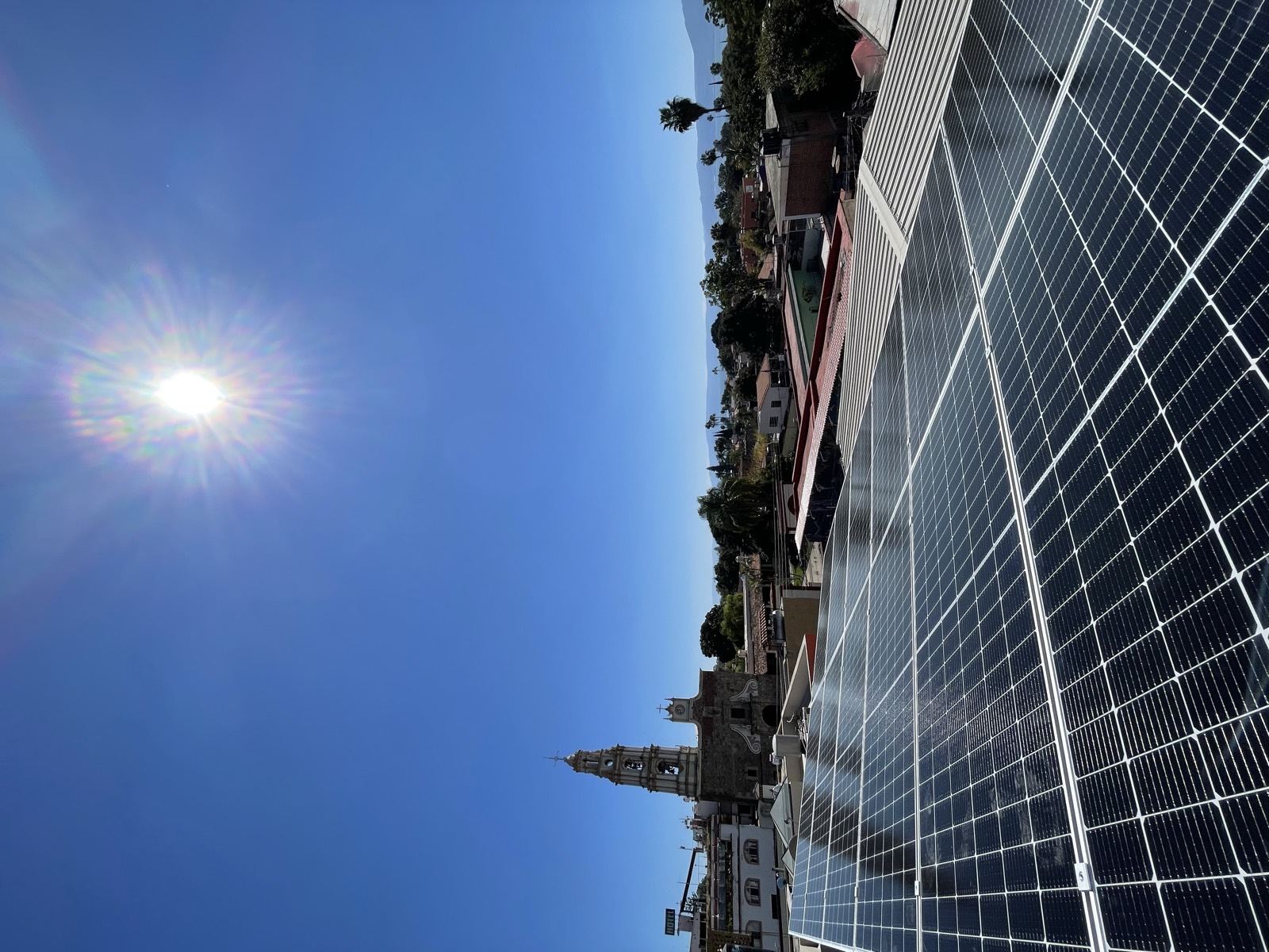 Sistema solar comercial con vista al centro del municipio