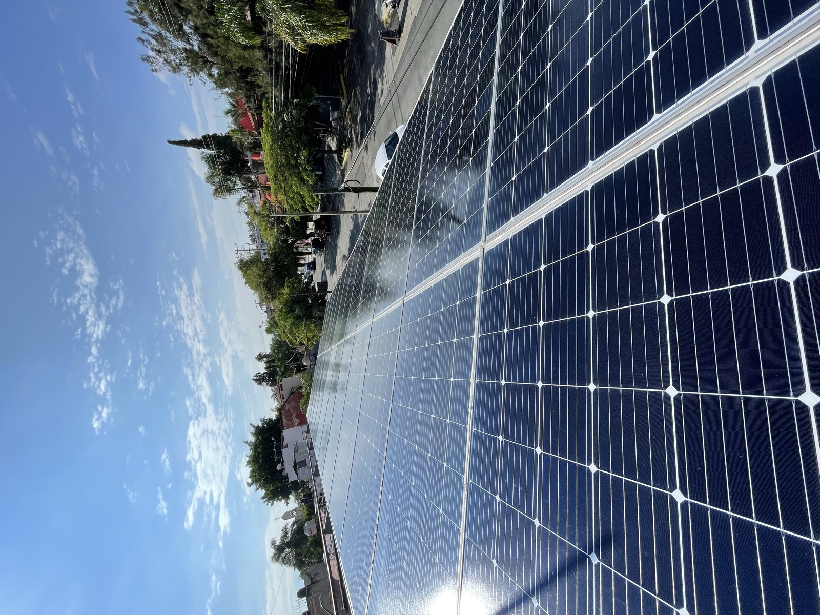 Instalación de paneles solares en techo de negocio