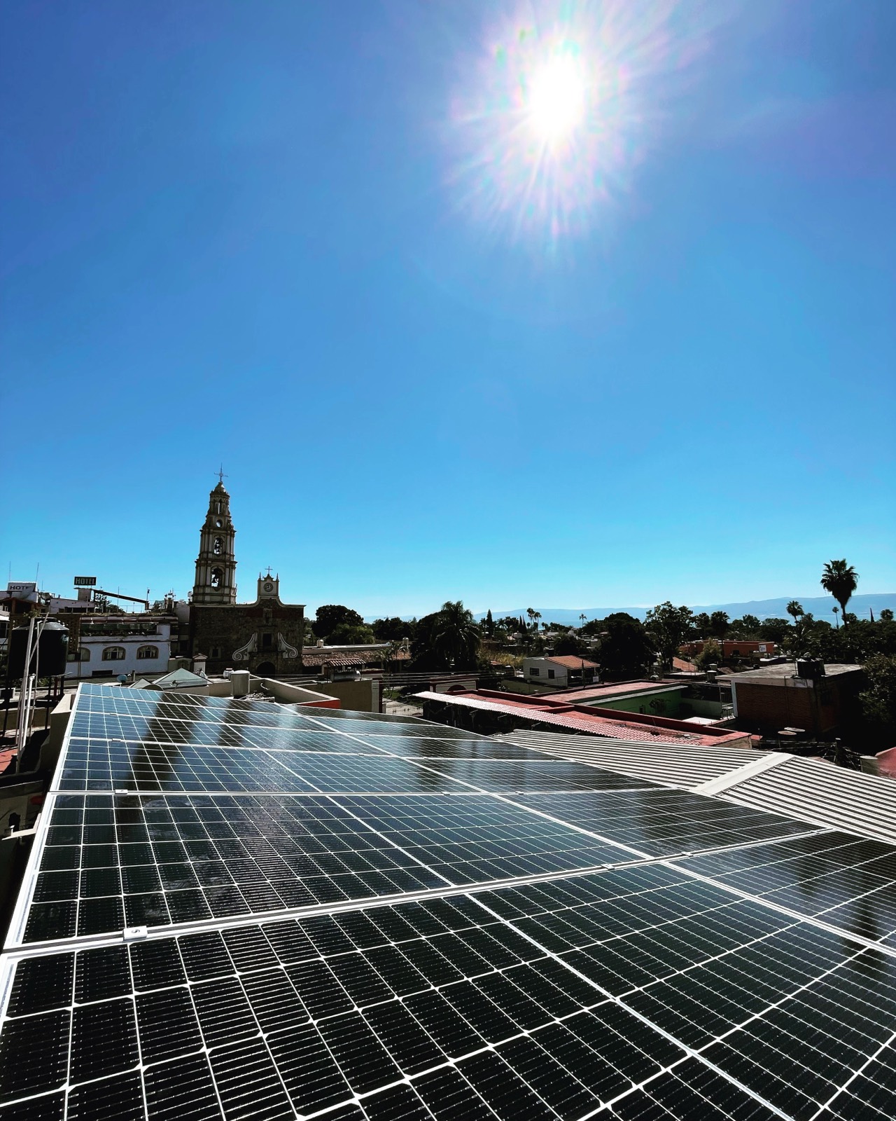 Paneles solares comerciales bajo cielo despejado en Jalisco